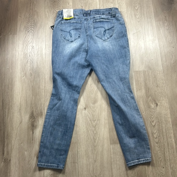 YMI Wannabettabutt Mid-Rise Skinny Jean - Picture 6 of 8